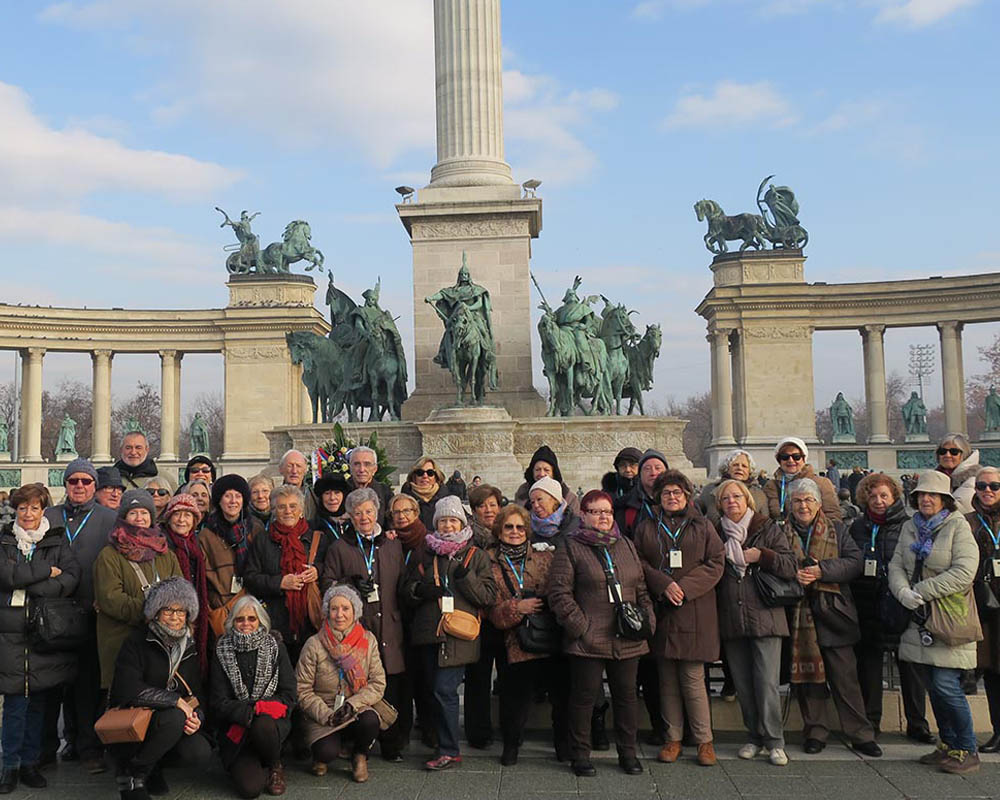 Viatges en grup, Plaça dels herois, Budapest, foto de grup, Mitic Viatges
